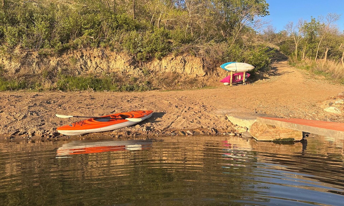 Orrin Cabin | Lakefront Escape: Fish, Kayak, Hammock, Relax. Family and Pet-Friendly!