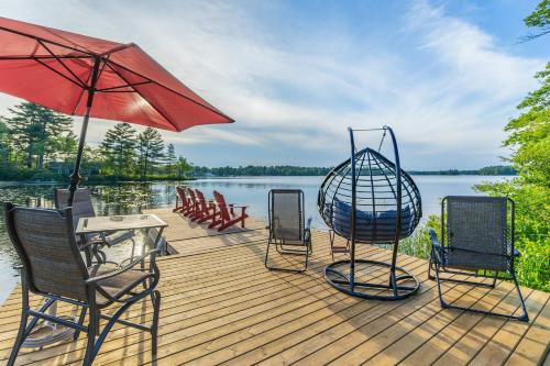 Gravenhurst House | Lakefront Escape Hot Tub & Sauna Retreat