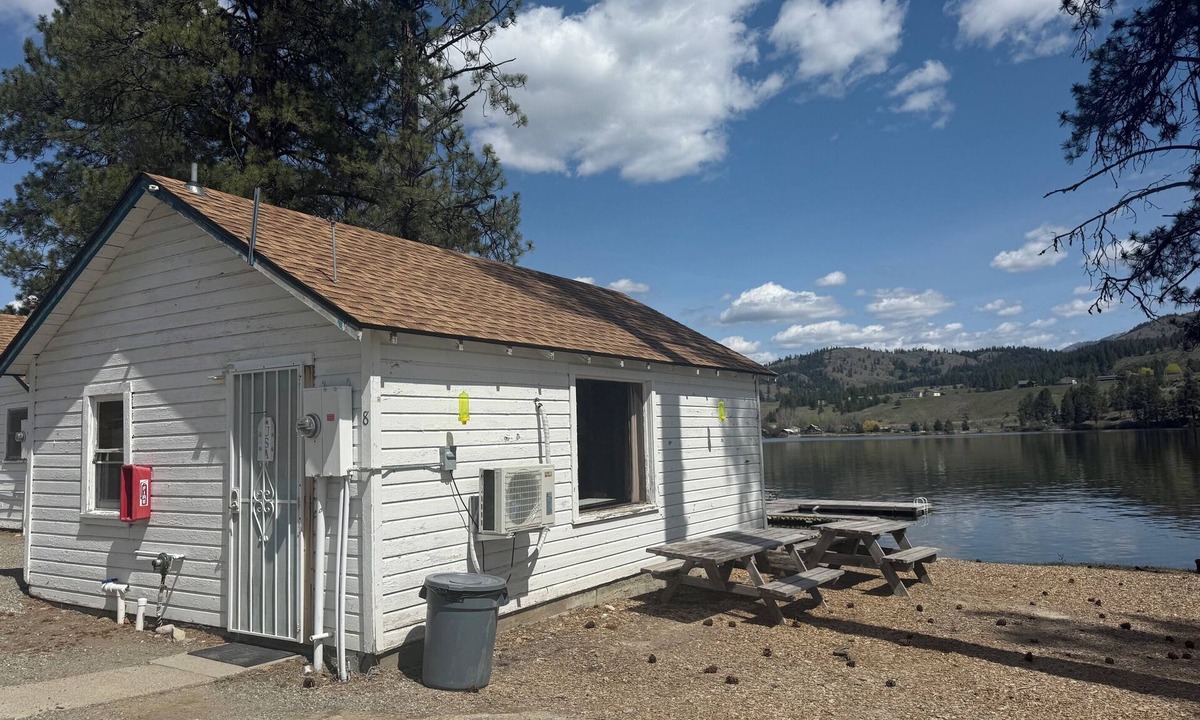 Republic Cabin | Lakefront Escape w/A/C, 2 Queen Beds & Private Entry on Curlew Lake