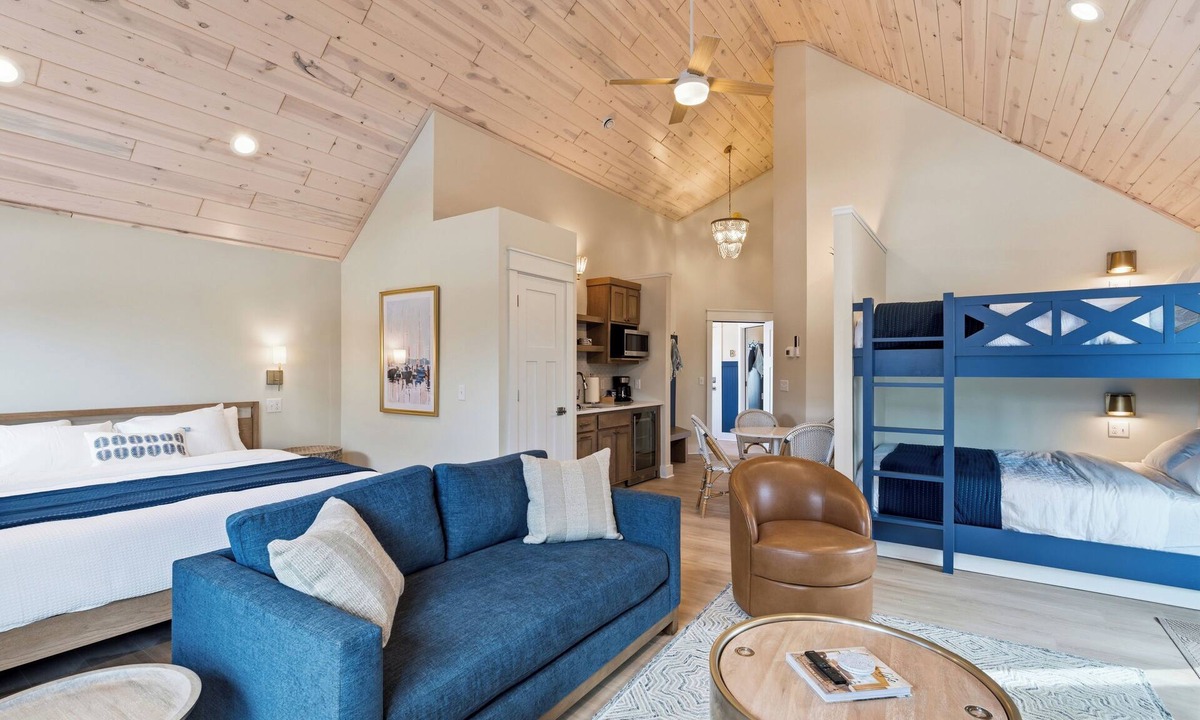 Garrison Apartment | Lakefront Family Studio Sleeps 6