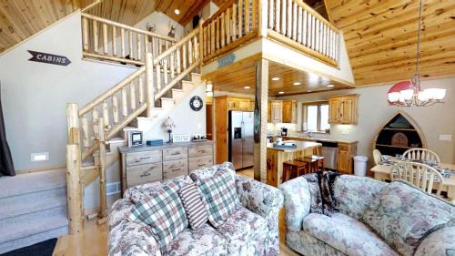 Litchfield House | Lakefront Hideaway
