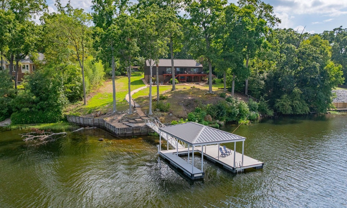 Roanoke Rapids House | Lakefront home: Hot Tub, Kayaks, Firepit, Dock