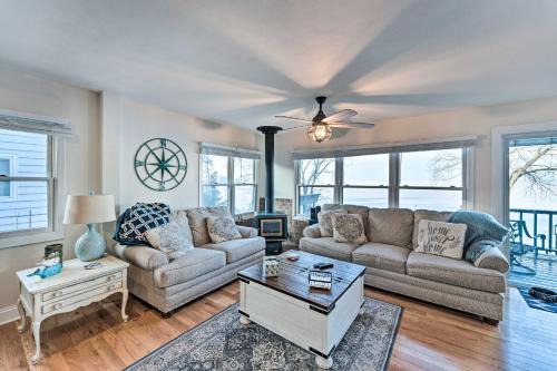 Lake Koshkonong House | Lakefront Home w/Gorgeous Sunsets, Kayaks, & Pier