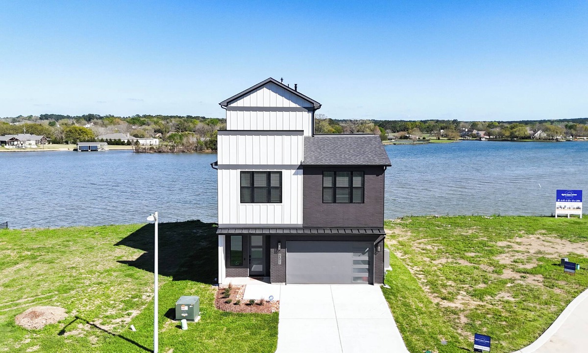French Quarter House | Lakefront Home w/Rooftop Patio, Private Dock, Fire Pit & Outdoor Kitchen