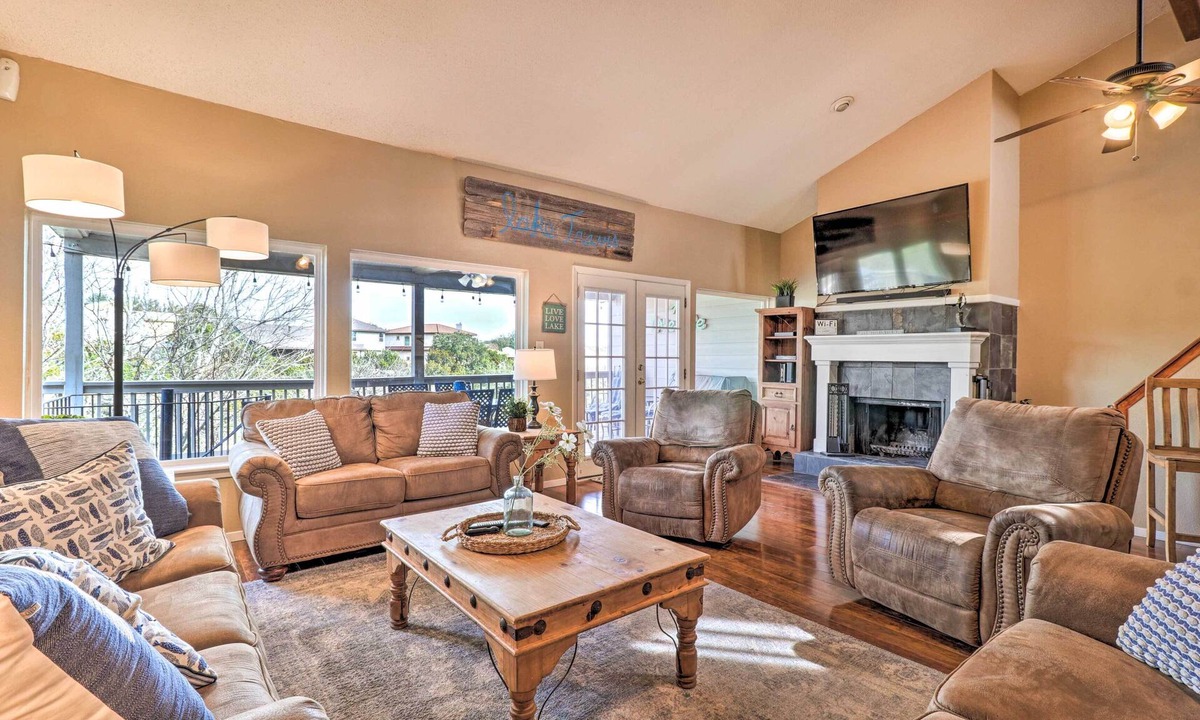 Point Venture House | Lakefront Home w/ Point Venture Golf Access!