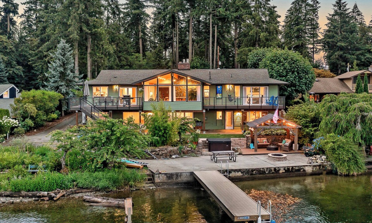 Black Diamond House | Lakefront Home with Hot Tub, Kayaks, Fire Pit, & Breakfast Included