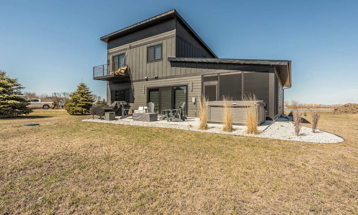 Arlington Cottage | Lakefront home with with Hot Tub & Game Room Sleeps 10