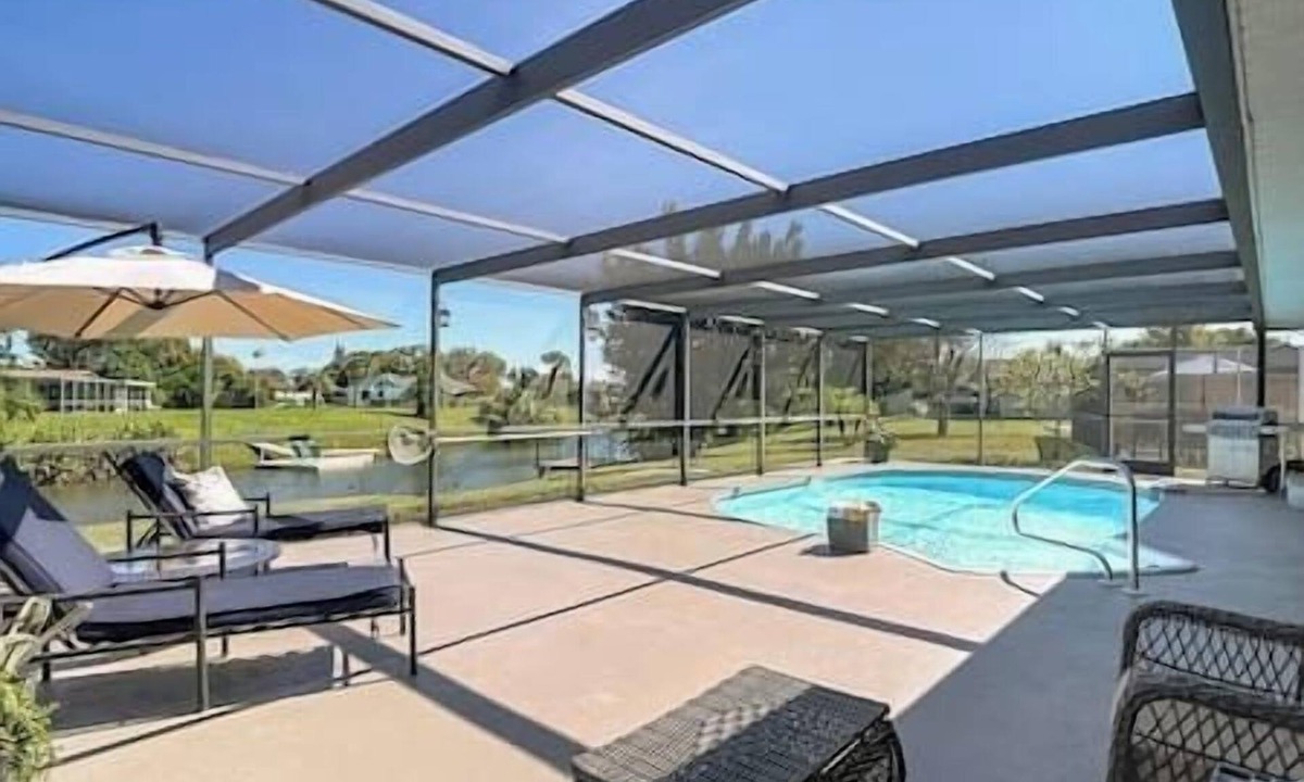Regency Park House | LAKEFRONT HOUSE W/HEATED POOL