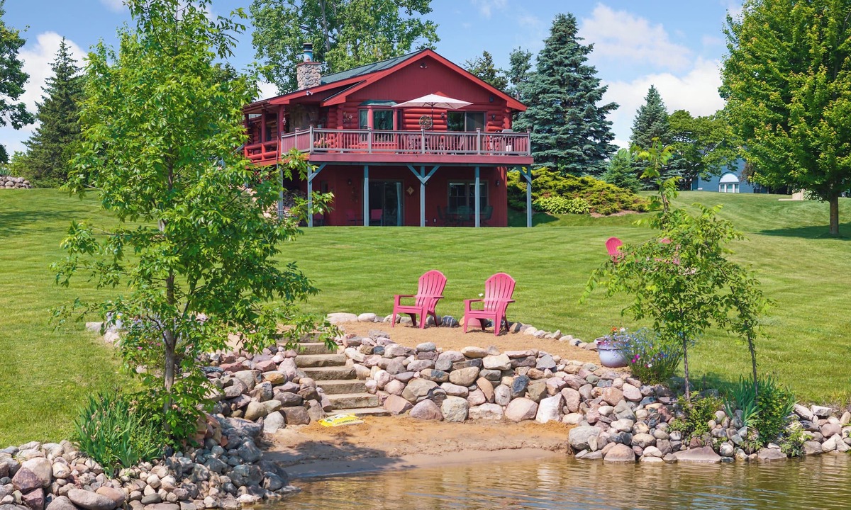 Onsted House | Lakefront Irish Hills Home ~ Sleeps 11 ~ Sandy Beach ~ Near MIS Speedway