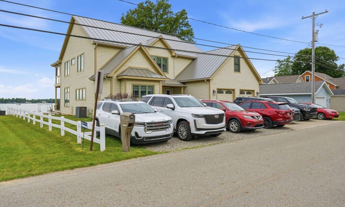 Coldwater House | Lakefront, Kayaks, Bonfires & Endless Memories