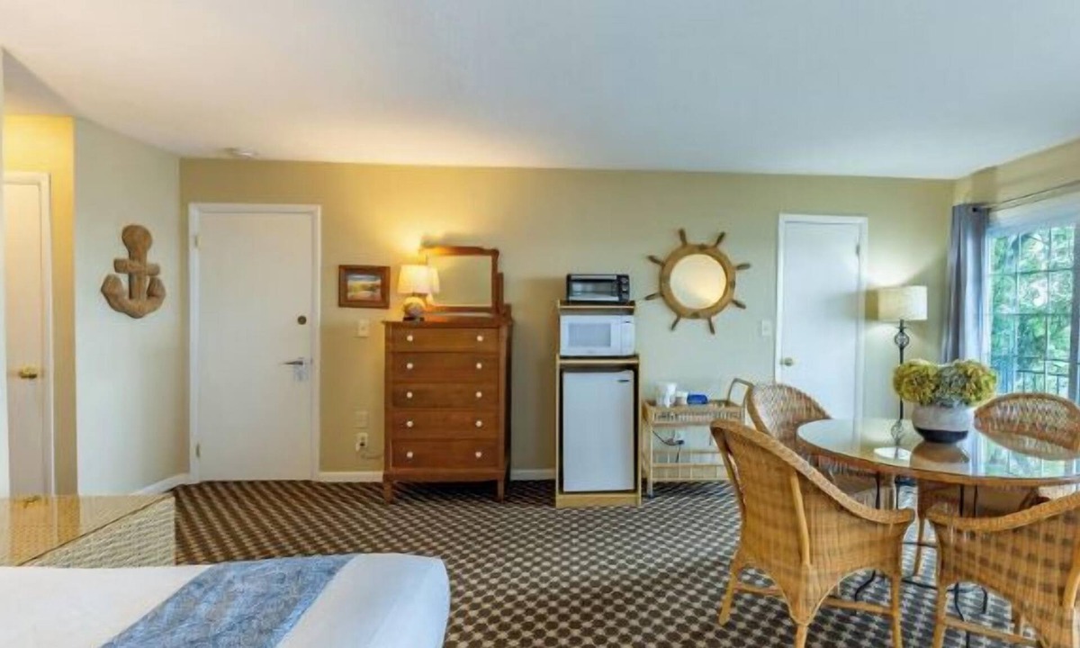 Whitehall Resort | Lakefront king bed, double bed and sofa sleeper