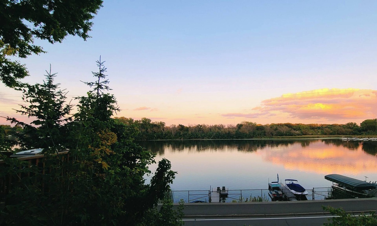 Plymouth Cottage | Lakefront Koselig Cottage - Modern 3BR Retreat w/Nespresso Coffee Bar & Arcade