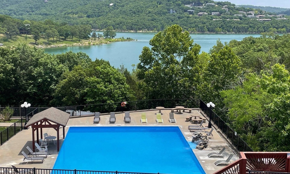 Indian Point Condo | LAKEFRONT, LAKE VIEW CONDO WITH A BOAT ON INDIAN POINT
