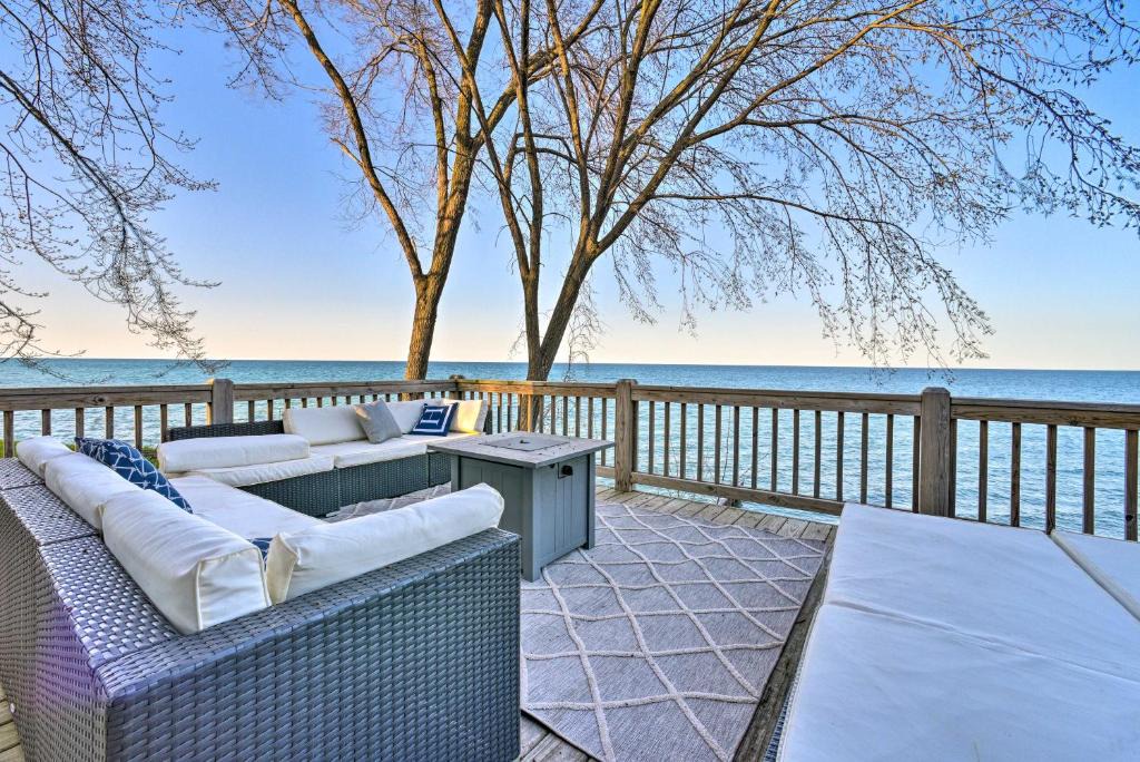 Lexington House | Lakefront Lexington Escape: Steps to Beach!