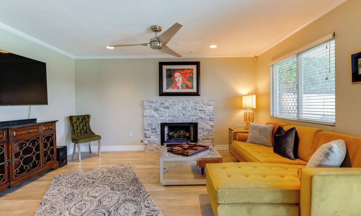Lakewood House | Lakefront Living! Huge Phoenix Home w/Pool Table