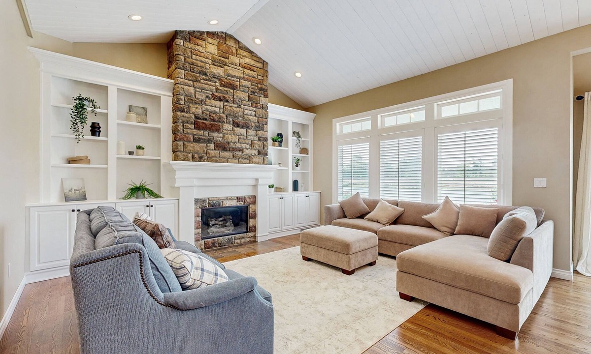 Centralia House | Lakefront living, steps to the water, fishing and kayaks, walk to outlet shops