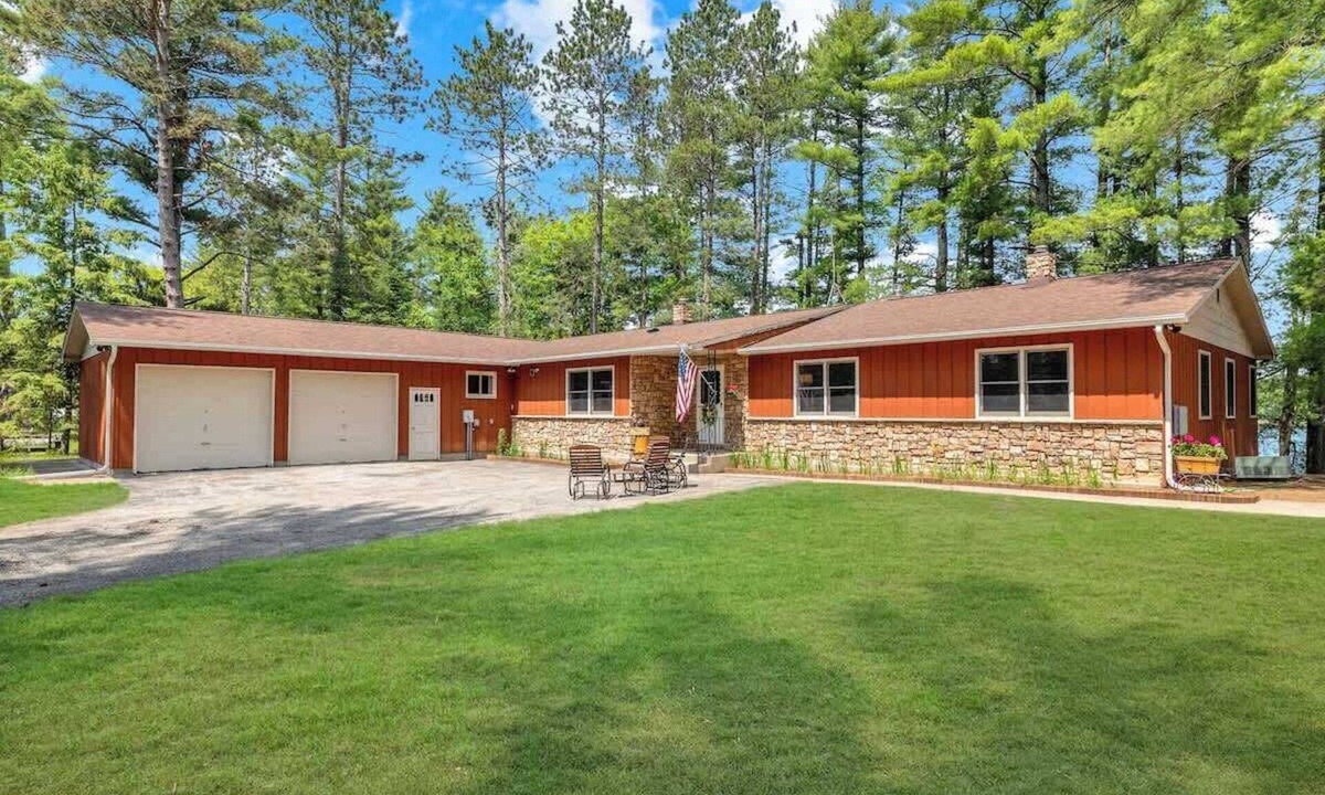 Riverview House | Lakefront Lodge-Private Dock-Swimming-Game Room