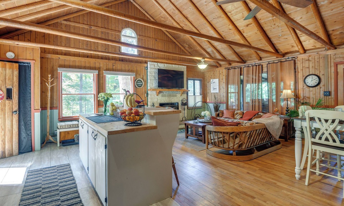 Chesapeake Ranch Estates-Drum Point Cottage | Lakefront Log Cabin Retreat w/Hot tub + Kayaks!