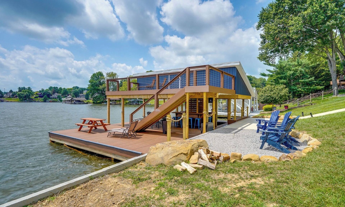 Howard House | LAKEFRONT LUXURY HAVEN: LAKE HOME ON APPLE VALLEY LAKE IN OHIO w/PRIVATE DOCK