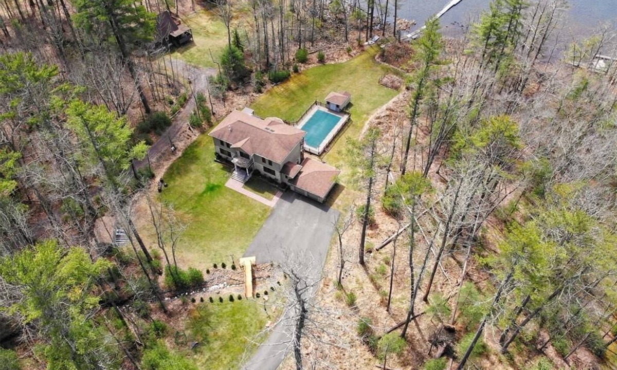 Town of Highland House | Lakefront Luxury Pool, Hot Tub, Sauna, 6BR, Theatre & Games, Delaware River