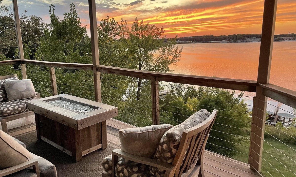 Arnolds Park Condo | Lakefront Luxury! Spacious corner condo, wrap around deck. 6 BB waterpark passes