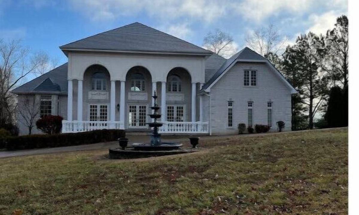 Benton House | Lakefront Manor