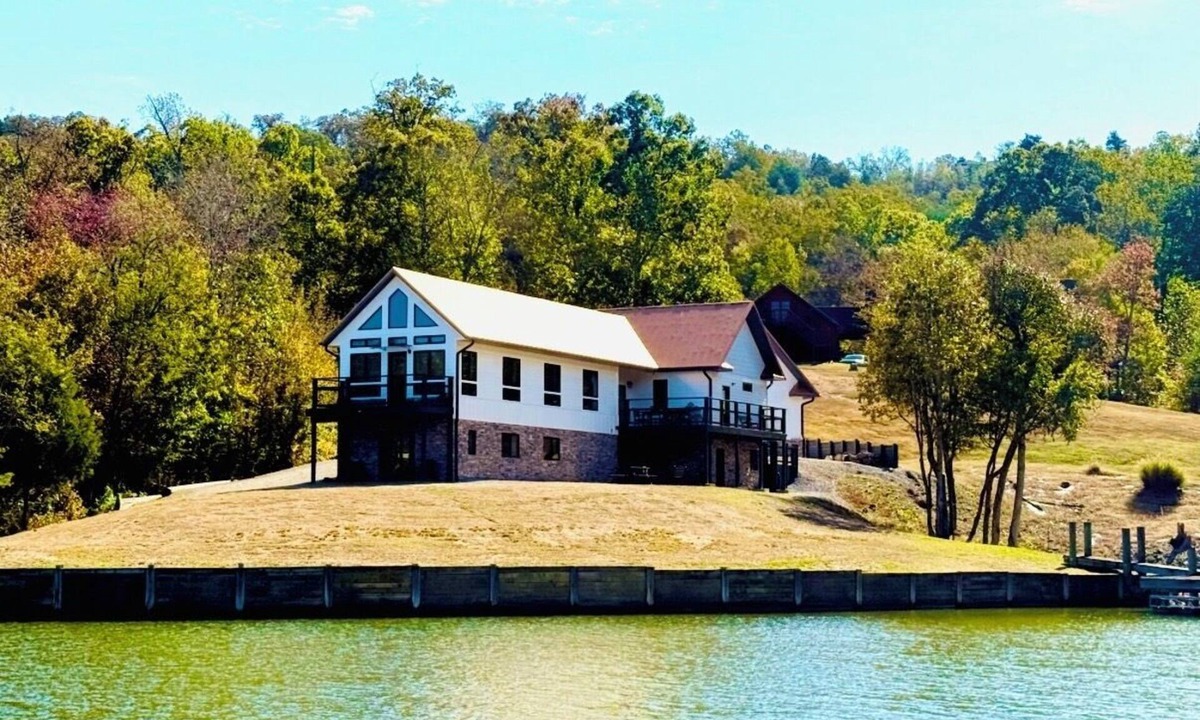 Ten Mile House | LAKEFRONT Master Suite, Master Bunk Rm. Spa, Game-Rm, Bar, Pool Table, Boat Dock
