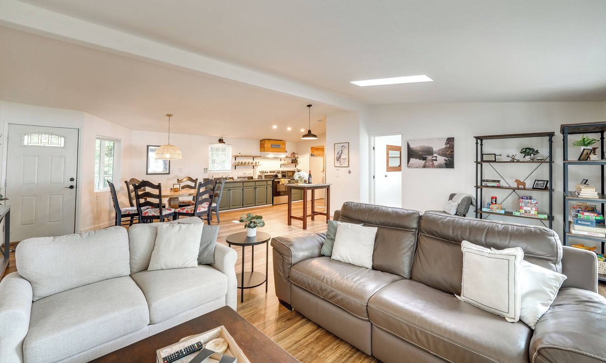 Clear Lake Cottage | Lakefront Mount Vernon Home w/Private Dock!