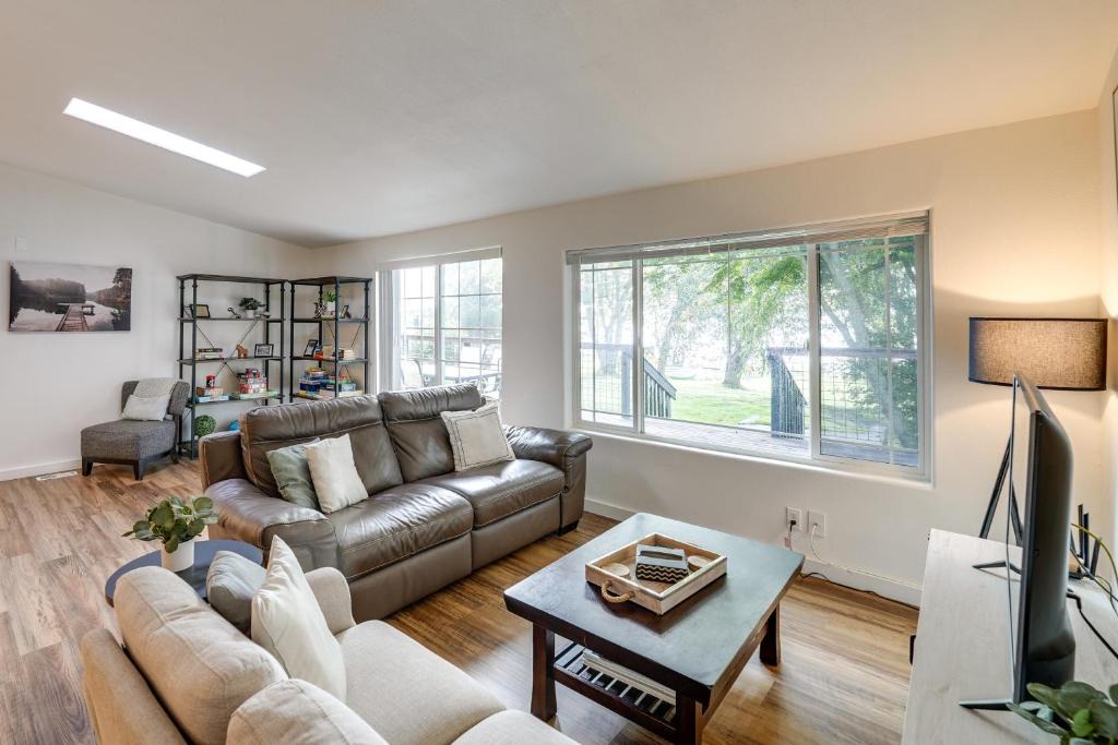 Clear Lake House | Lakefront Mount Vernon Home w/Private Dock!