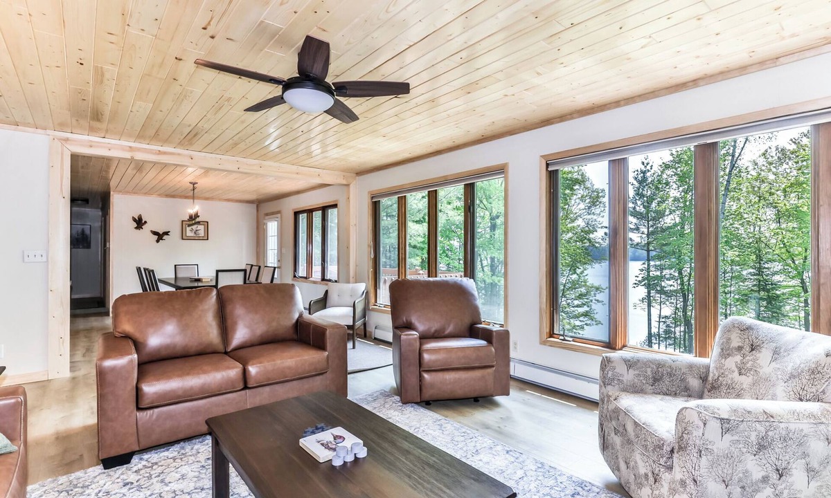 Eagle River House | Lakefront~Newly Remodeled~Firewood~WIFI