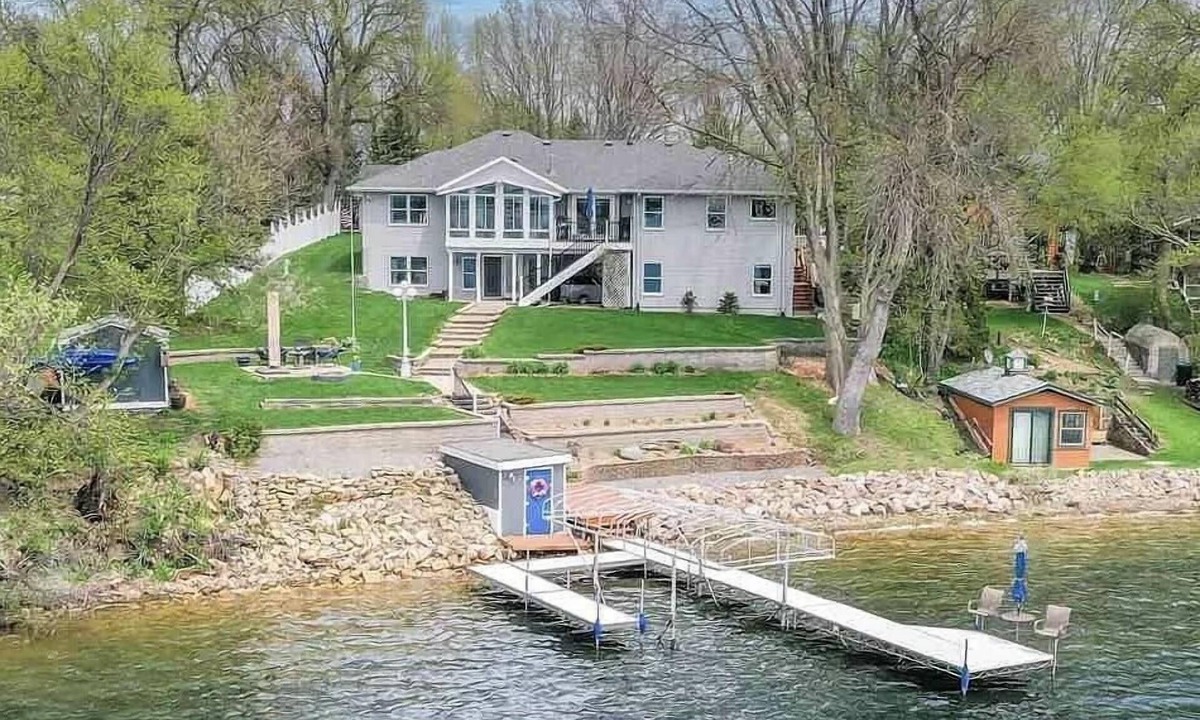 Le Center House | Lakefront Oasis; 6bdrm, Game Room, Sun Room- lake days and family memories!