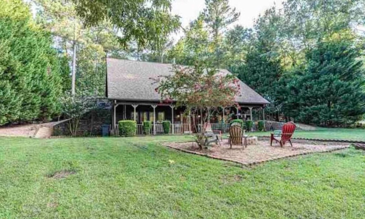 Eatonton House | Lakefront Oconee Cottage with Hot Tub and Boat