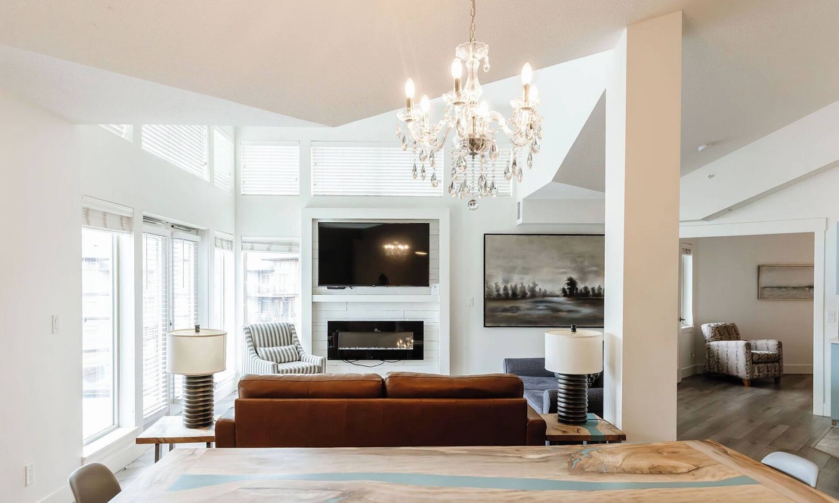 Westbank Apartment | Lakefront penthouse at The Cove for 8 with pool, hot tub, balcony views & a huge chef’s kitchen. Three primary suites plus a loft, walk to Gellatly Bay & Nut Farm, minutes to the Westside Wine Trail. Ideal for family groups.