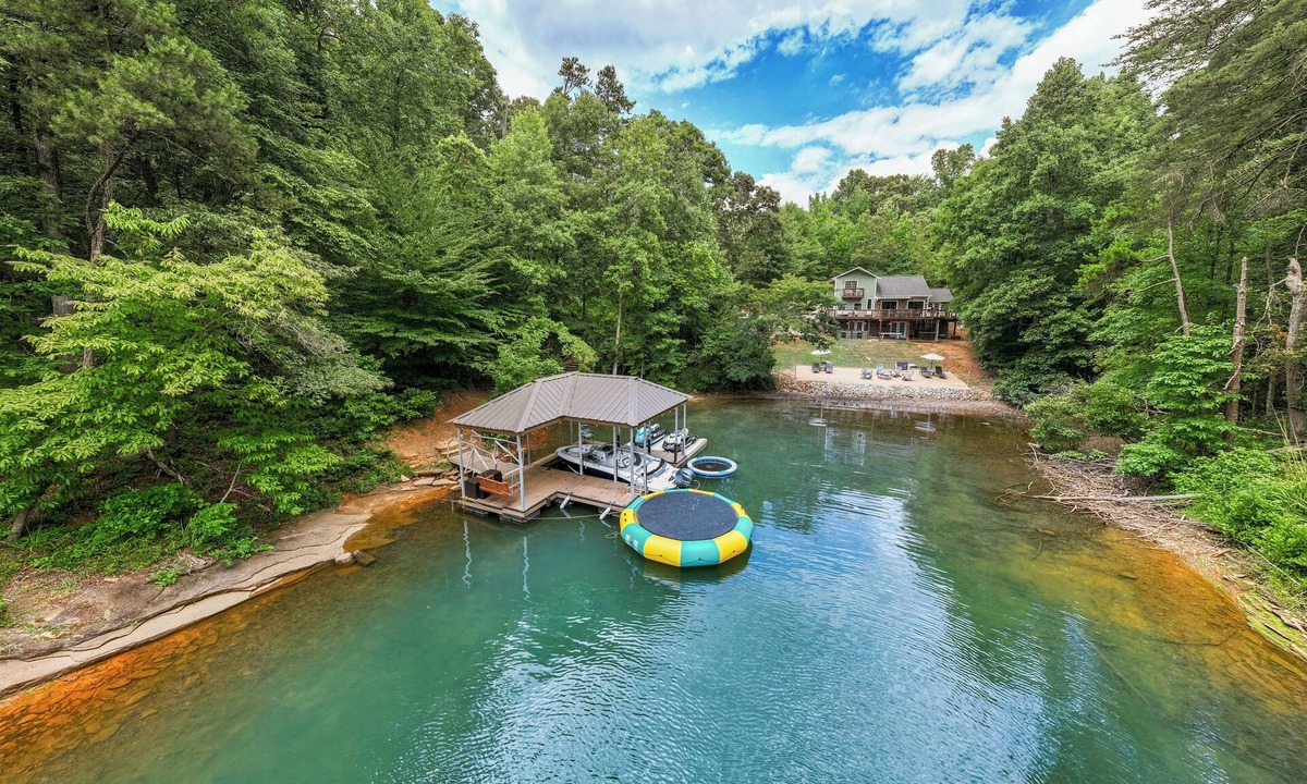 West Union House | Lakefront Private Cove Retreat w/Sandy Beach, Dock, Hot Tub + Boat & Ski Option