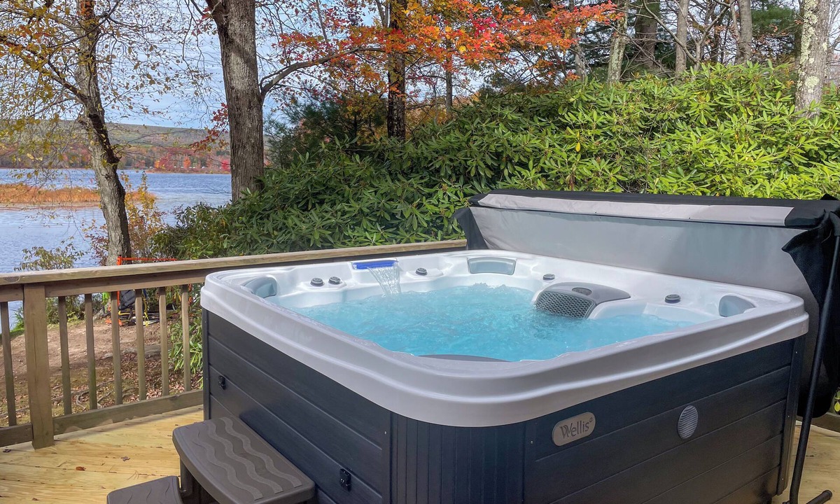 Lake Ariel Villa | Lakefront | Private Dock | Family Friendly | Kayaks | Hot Tub | Row Boat | Fireplace