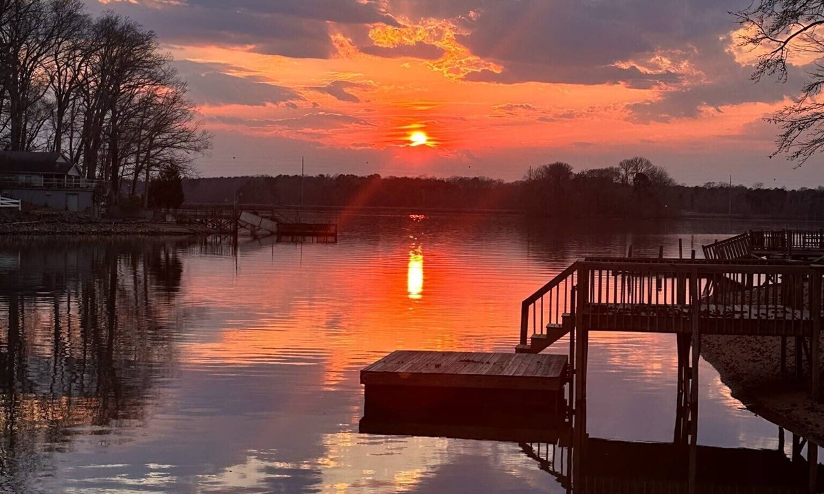 Southmont House | Lakefront Private Dock + Paddle Boat + Hammocks + Kayaks with launch - 6 beds