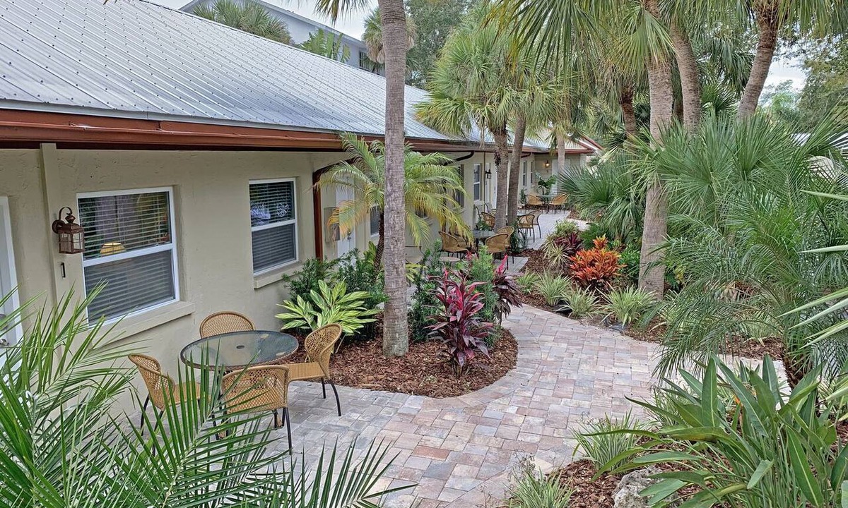 Siesta Key Condo | Lakefront Property on Siesta Key Among Tropical Landscape W/Heated Pool