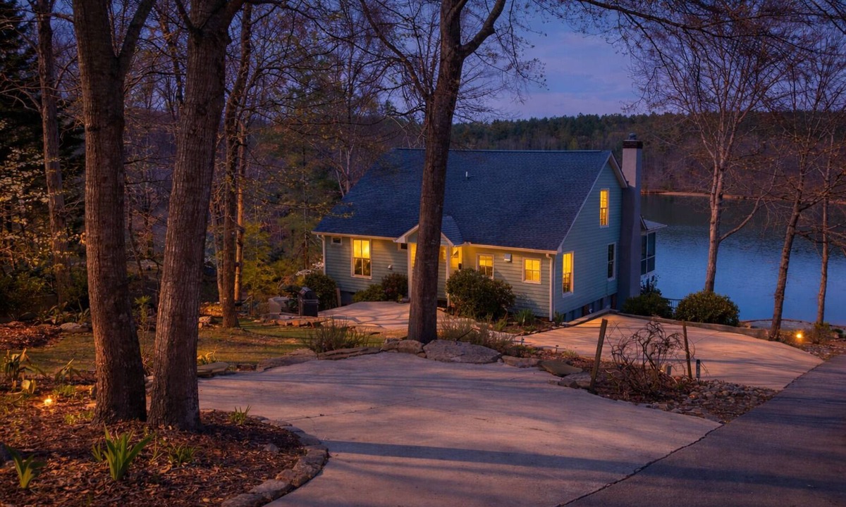 Seneca House | Lakefront + Quiet Cove + Dock + Fire Pit + 4 Kings + Bunks
