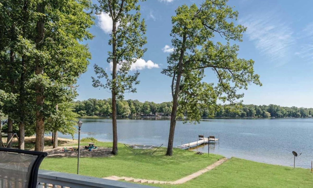 Pullman House | Lakefront Retreat in a Serene Country Setting