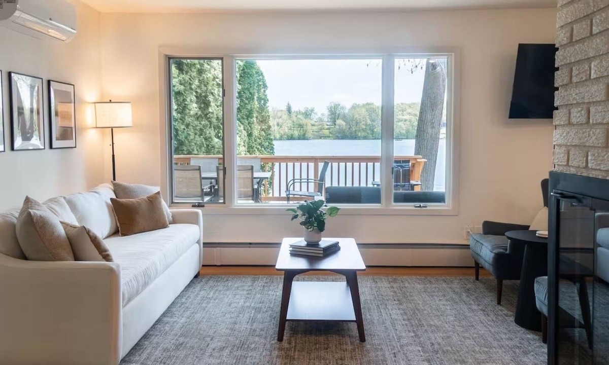 Shoreview House | Lakefront Retreat w/Hot Tub + Sauna