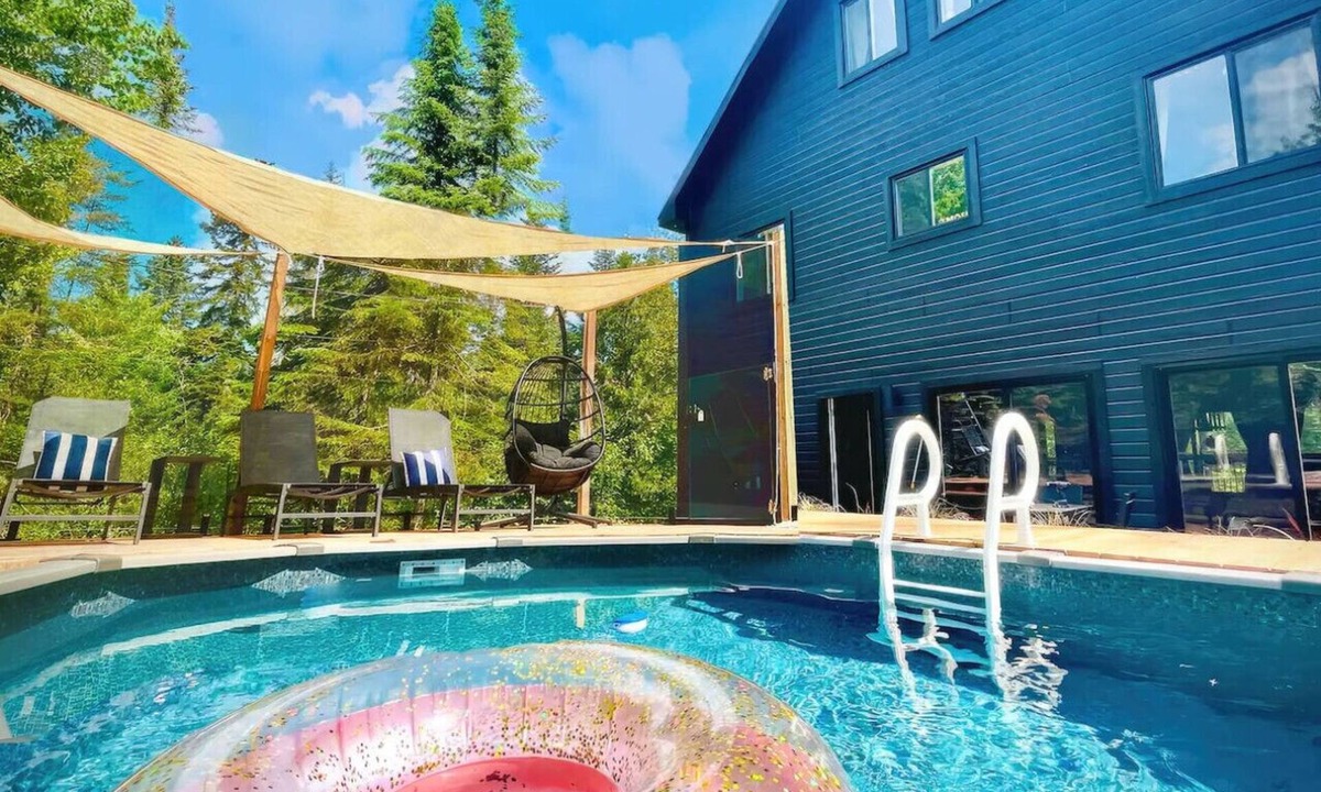 Val-des-Lacs House | Lakefront rustic-chic cabin near Mont-Tremblant