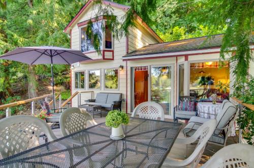 Lake Bosworth House | Lakefront Snohomish Cottage w/Private Dock!