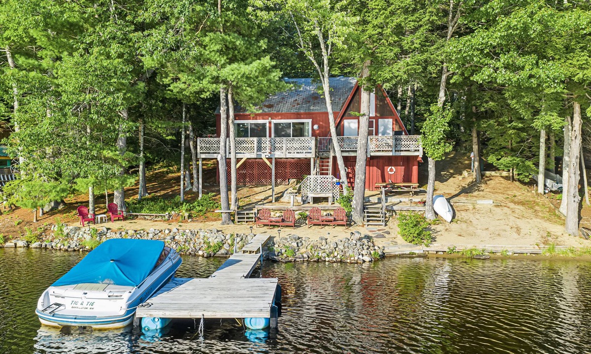 Barrington House | Lakefront Sunset-Facing Cottage Private Beach-Dock Great Fishing Barrington, NH