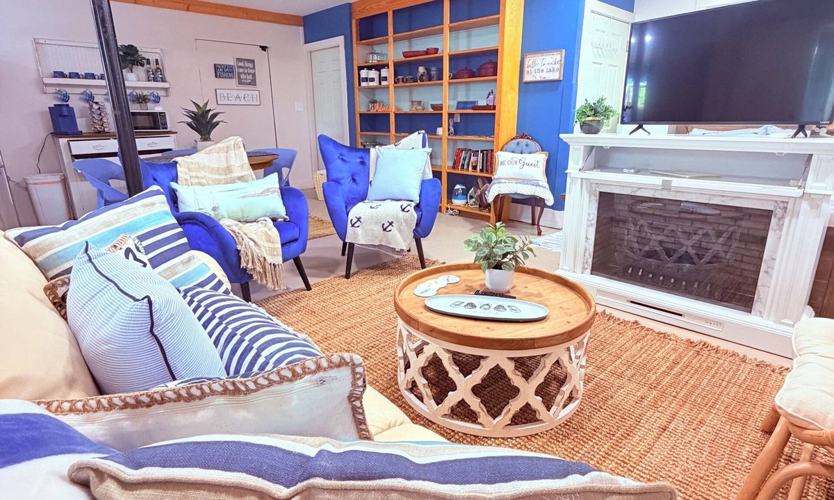 New Market Cottage | Lakefront, Swim, Fish, Kayak, fire pit, star gazing, pet friendly. All on site!
