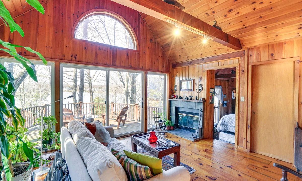 Athens Cabin | Lakefront 'Treehouse Sanctuary' w/ Pool Access!