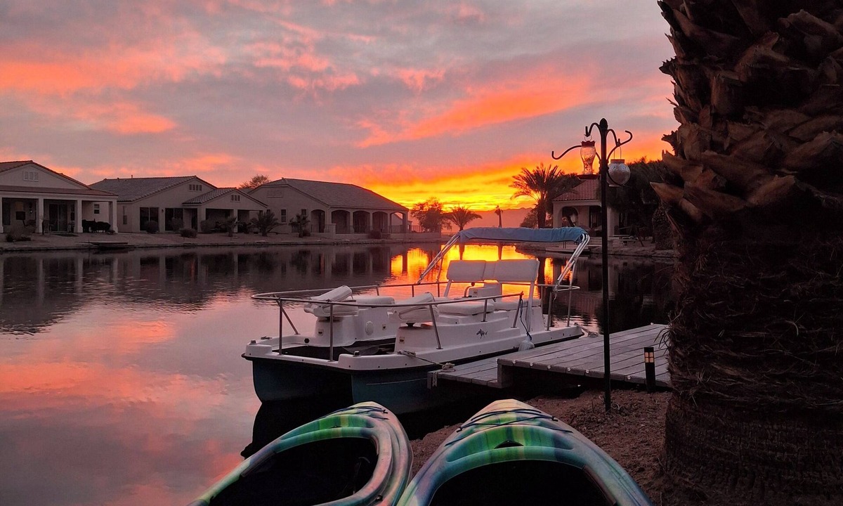 Fort Mohave House | Lakefront vacation Fish, Kayak, Swim, BBQ, Relax. Minutes to Laughlin & Rivers