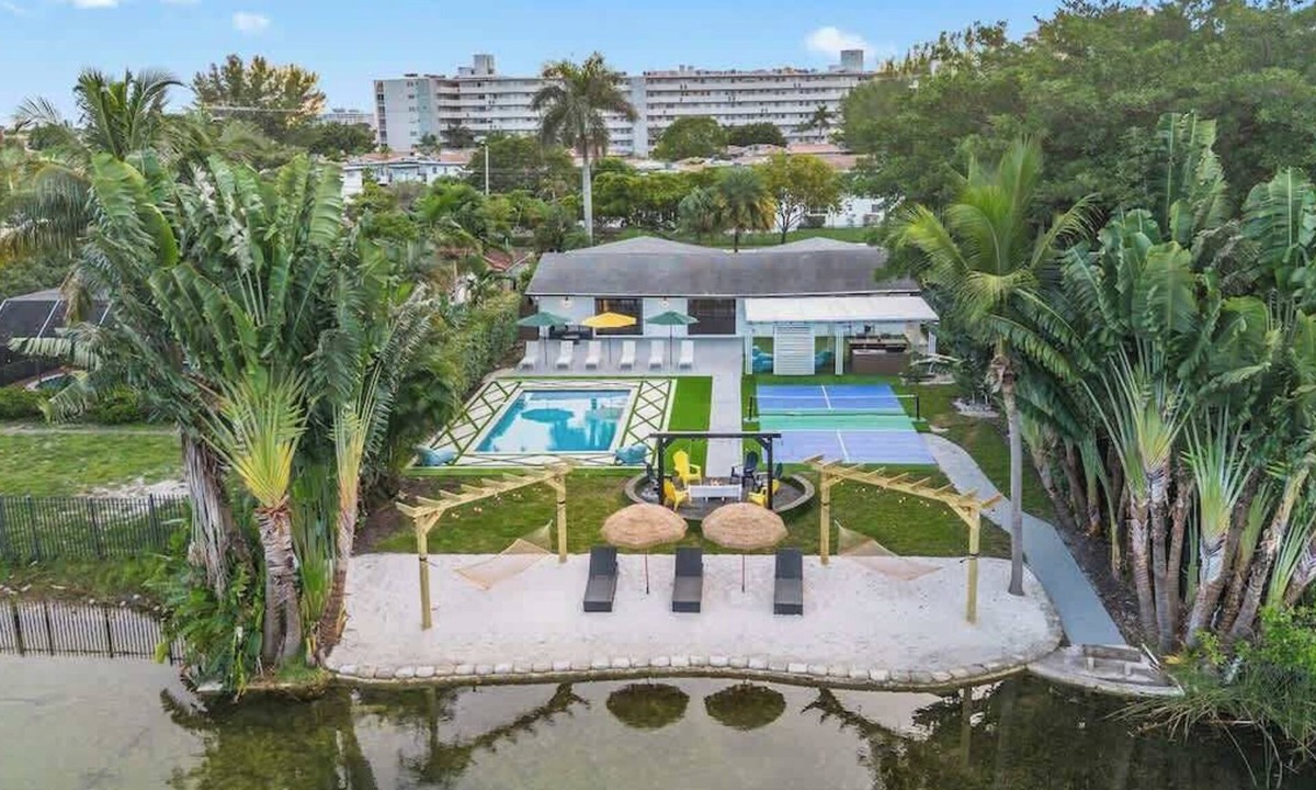 North Miami Beach House | Lakefront Villa/Private Beach/Pickleball court