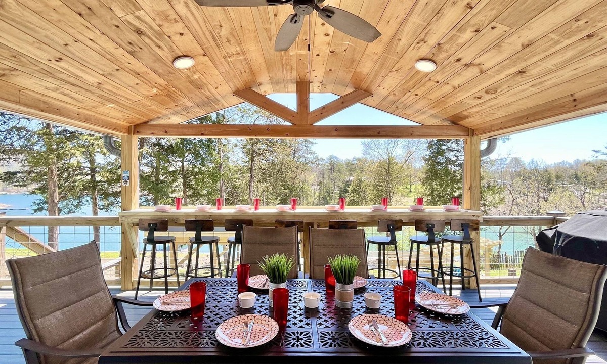 Jacksboro House | Lakefront w/few steps to water & private boat dock