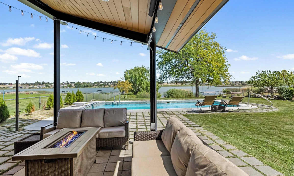 Moses Lake Cottage | Lakefront Washington Home w/Private Pool & Sauna