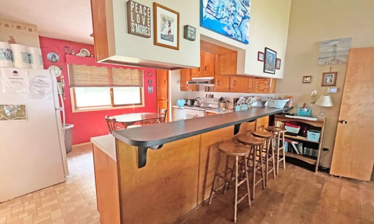 Kelleys Island House | Lakefront Western Breeze Cottage - 4Bdrms/2Baths